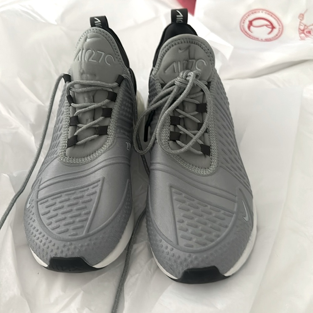 WOMEN’s Gray Black and White Nike - Air Max 270!